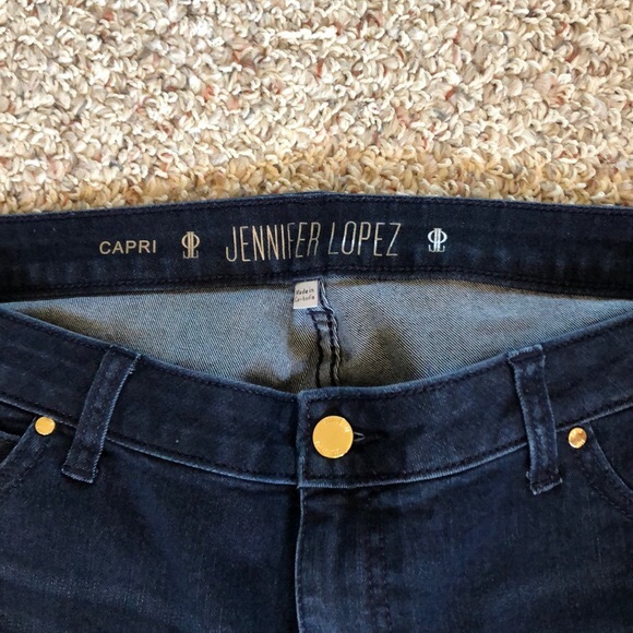 Jennifer Lopez Dark Wash Capri Jeans - Picture 4 of 6